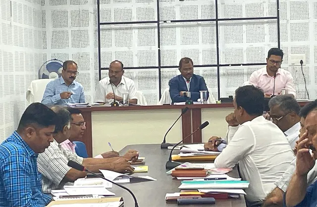 ଉତ୍ତରାଞ୍ଚଳ ରାଜସ୍ୱ କମିସନରଙ୍କ ସମୀକ୍ଷା ବୈଠକ: ଧାର୍ଯ୍ୟ ସମୟରେ ନିର୍ମାଣ କାମ ସାରିବାକୁ ନିର୍ଦ୍ଦେଶ