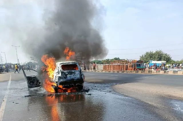 ଭୁବନେଶ୍ବର: ରସୁଲଗଡ଼ ଓଭରବ୍ରିଜ ଉପରେ ହୁତୁହୁତୁ ହୋଇ ଜଳିଗଲା ଚଳନ୍ତା କାର୍‌