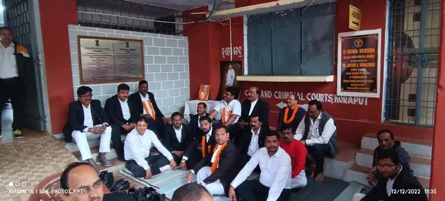 କୋର୍ଟ ସମ୍ମୁଖରେ କୋରାପୁଟ ଓକିଲ ସଂଘର ସତ୍ୟାଗ୍ରହ