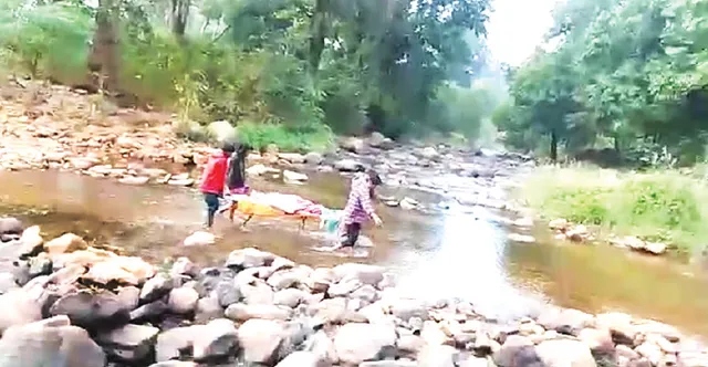 ଭଲ ରାସ୍ତା ନାହିଁ, ଷ୍ଟ୍ରେଚର୍‌ରେ ବୋହିଲେ: ଜଙ୍ଗଲ ଭିତରେ ସନ୍ତାନ ପ୍ରସବ