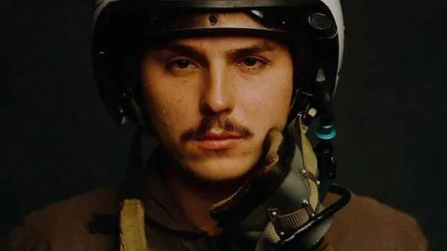 ୟୁକ୍ରେନ୍‌ର ବୀର: ରକ୍ତାକ୍ତ ମୁହଁର ସେଲ୍‌ଫି ଉଠାଇଥିବା ଲଢୁଆ ବିମାନ ପାଇଲଟ୍‌ଙ୍କୁ ସମ୍ମାନିତ କଲେ ଜେଲେନ୍‌ସ୍କି