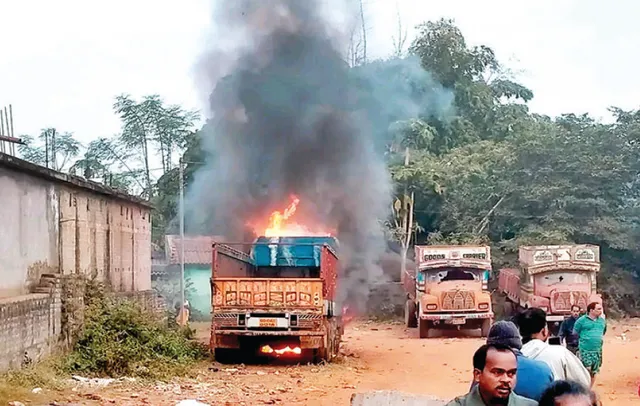 କାଳିଆପାଣି ତାରିଣୀ ବଜାର ହତ୍ୟାକାଣ୍ଡ: ଅଭିଯୁକ୍ତର ଟ୍ରକ୍‌ ଓ ଘର ଜାଳିଦେଲେ