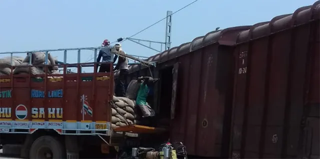 ମକା ପରିବହନରେ ବ୍ୟାପକ ହେର୍‌ଫେର୍! ରେଲୱେ ପୁଲିସ୍‌ କର୍ମଚାରୀଙ୍କୁ ହତ୍ୟା ଧମକ