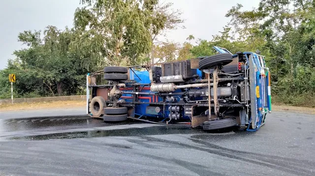 ଆମପାଣି ଘାଟିରେ ଓଲଟିଲା ପେଟ୍ରୋଲ ଟ୍ୟାଙ୍କର, ଅଳ୍ପକେ ବର୍ତ୍ତିଲେ ଡ୍ରାଇଭର