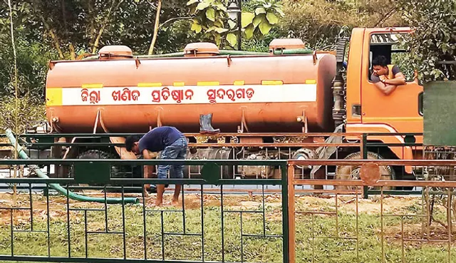 ଭିନ୍ନ କାମରେ ଲାଗୁଛି ଡିଏମ୍ଏଫ୍‌ ଟ୍ୟାଙ୍କର୍‌: ଆଦିବାସୀଙ୍କ ବଦଳରେ ଚାରାକୁ ପାଣି!