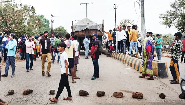 ମହିଳାଙ୍କ ଉପରେ ମାଡ଼ିଗଲା ଅଳିଆଗାଡ଼ି, ଦୁର୍ଘଟଣାସ୍ଥଳ ପାଲଟିଲା ରଣକ୍ଷେତ୍ର