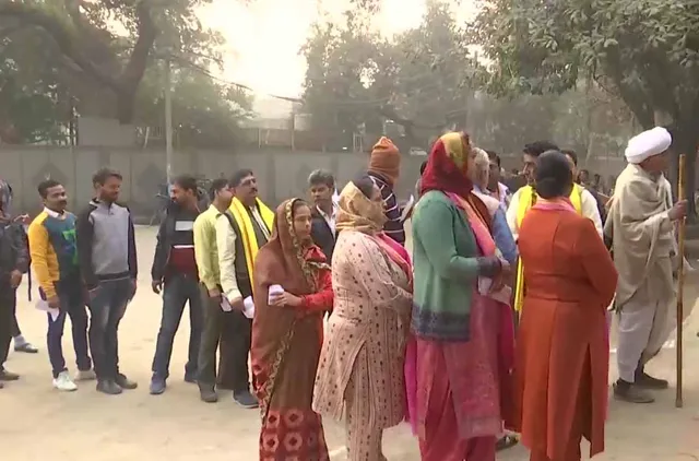 ଦିଲ୍ଲୀ ପୌର ନିର୍ବାଚନ ପାଇଁ ୨୫୦ ୱାର୍ଡରେ ଚାଲିଛି ମତଦାନ