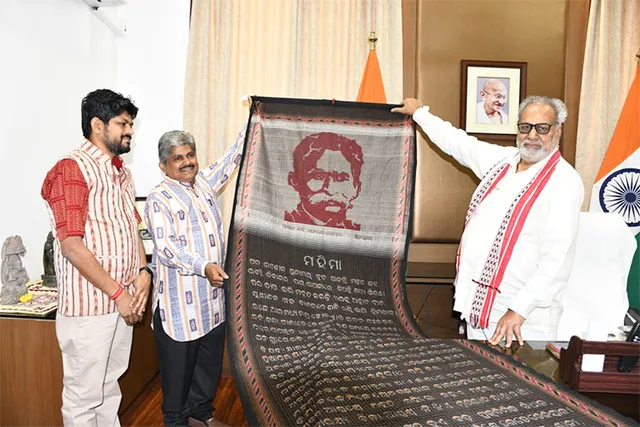 ବାନ୍ଧଶିଳ୍ପୀ ଡ. ସୁରେନ୍ଦ୍ର ମେହେରଙ୍କ ୱାଲ୍‌ ହେଙ୍ଗିଙ୍ଗ୍‌ ରାଜ୍ୟପାଳଙ୍କ ଦ୍ବାରା ଉନ୍ମୋଚିତ