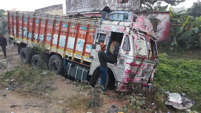 ଦୋକାନ ଭିତରେ ପଶିଗଲା ଟ୍ରକ