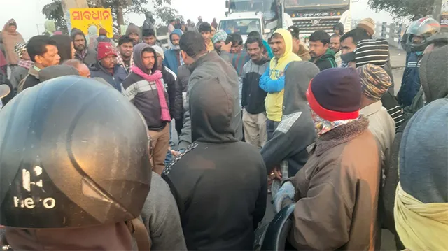 ଦୁର୍ଘଟଣାରେ ଯୁବକଙ୍କ ମୃତ୍ୟୁ, ଉତ୍ତ୍ୟକ୍ତ ଲୋକଙ୍କ ରାସ୍ତାରୋକ