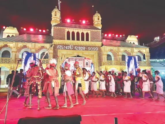 ଗଜପତି ଉତ୍ସବର ତୃତୀୟ ସନ୍ଧ୍ୟା: ଲୋକନୃତ୍ୟରେ ଲୋକେ ମତୁଆଲା