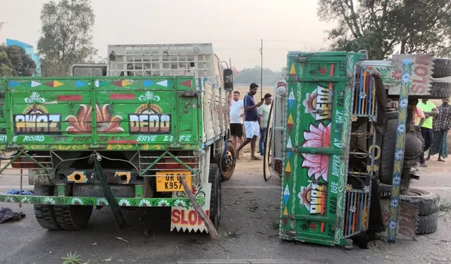 ଦୁଇ ମିନି ଟ୍ରକ ଧକ୍କା