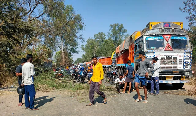 ନୂଆପଡ଼ା ଅପର ଜୋଙ୍କ ପାଣି ବିବାଦ: ଗଛପକାଇ ତଳମୁଣ୍ଡ ଚାଷୀଙ୍କ ରାଜପଥ ଅବରୋଧ