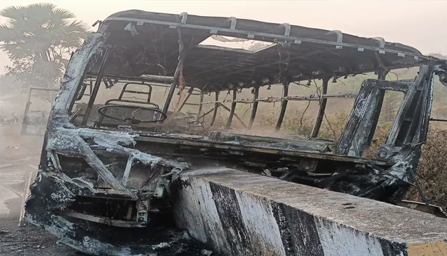 ପୋଲ ବାଡ଼ରେ ପିଟିହୋଇ ଜଳିଗଲା ବସ୍‌, ୨୯ ଆହତ, ୭ ଗୁରୁତର