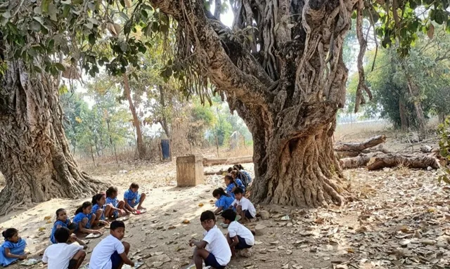 ନିର୍ବାଚନୀ ହିଂସା‌ରୁ ସ୍କୁଲରେ ତାଲା, ଗଛମୂଳେ ପାଠ ପଢ଼ୁଛନ୍ତି ଛାତ୍ରଛାତ୍ରୀ