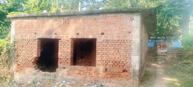 ବିପଦସଙ୍କୁଳ ଅବସ୍ଥାରେ ପାଠପଢ଼ା, ୩୫ ବର୍ଷର କହ୍ନେଇପୁର ଭଦିମୂଳ ସରକାରୀ ଉଚ୍ଚପ୍ରାଥମିକ ବିଦ୍ୟାଳୟ