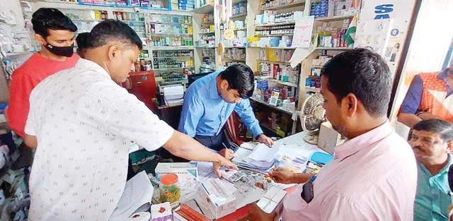 ବନ୍ଦ ପାଳନକୁ ନେଇ ପ୍ରଶାସନ ଖଡ଼୍ଗହସ୍ତ, ଦୋକାନୀଙ୍କ ଉପରେ ଆକ୍ରୋଶମୂଳକ ଚଢ଼ଉ!