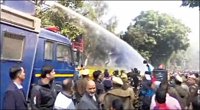 ଏମସିଡି ମେୟର ନିର୍ବାଚନ ମାମଲା: ରାସ୍ତାରେ ବିଜେପି ଓ ଆପ୍‌ର ଶକ୍ତି ପ୍ରଦର୍ଶନ