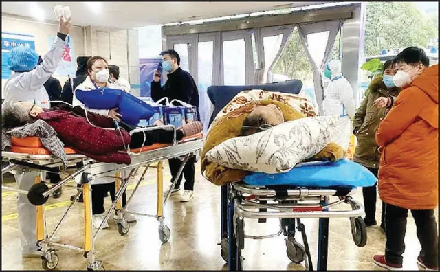 ବେଜିଂରେ ସଂକ୍ରମଣ ଅଣାୟତ୍ତ: ହସ୍ପିଟାଲ୍‌‌ରେ ବେଡ୍‌ ନାହିଁ, ଷ୍ଟ୍ରେଚରରେ ରୋଗୀଙ୍କୁ ଚିକିତ୍ସା
