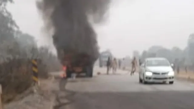 ଟ୍ରକରେ ଲାଗିଗଲା ନିଆଁ, କାରଣ ଅସ୍ପଷ୍ଟ