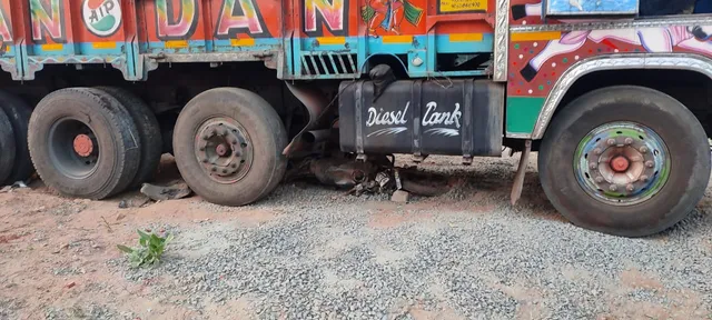 ବାଇକ୍ ଆରୋହୀଙ୍କ ଉପରେ ଚଢ଼ିଗଲା ଟ୍ରକ୍‌; ଜଣେ ମୃତ, ଅନ୍ୟ ଜଣେ ଗୁରୁତର