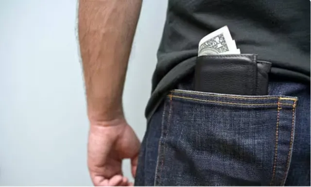 ପ୍ୟାଣ୍ଟ୍‌ର ପଛ ପକେଟରେ ପର୍ସ ରଖିବା ପୁରଷଙ୍କ ସ୍ବାସ୍ଥ୍ୟ ପାଇଁ କ୍ଷତିକାରକ