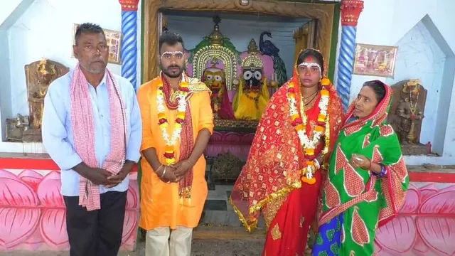 ନିଆରା ବିବାହ ଉତ୍ସବ: ଭାଉଜ ମଥାରେ ସିନ୍ଦୂର ଦେଇ ବିବାହ ବନ୍ଧନରେ ବାନ୍ଧିହେଲେ ଦିଅର