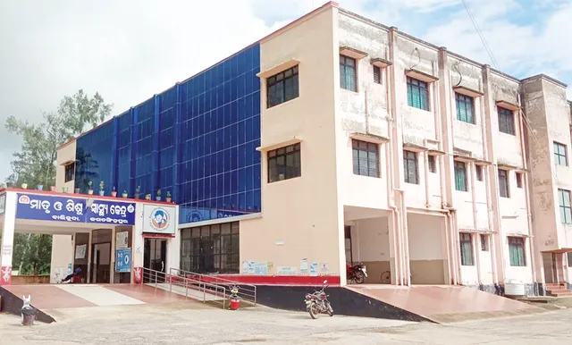 ଲିଫ୍‌ଟ ନାହିଁ କି ଡାକ୍ତର ନାହାନ୍ତି, ପ୍ରସୂତିଙ୍କ ପ୍ରସବ ବେଦନାକୁ ବଳି ଯାଉଛି ଅବ୍ୟବସ୍ଥାର ଯନ୍ତ୍ରଣା