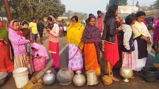 ପାନୀୟ ଜଳ ନେଇ ଜାତୀୟ ରାଜପଥକୁ ଓହ୍ଲାଇଲେ ରାଷ୍ଟ୍ରପତିଙ୍କ ୱାର୍ଡବାସୀ