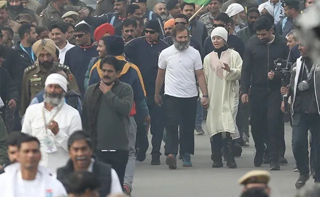 ରାହୁଲଙ୍କ ସହ ‘ଭାରତ ଯୋଡ଼’ ଯାତ୍ରାରେ ସାମିଲ୍‌ ହେଲେ ଅଭିନେତ୍ରୀରୁ ରାଜନେତ୍ରୀ ପାଲଟିଥିବା ଉର୍ମିଲା ମାତୋଣ୍ଡକର