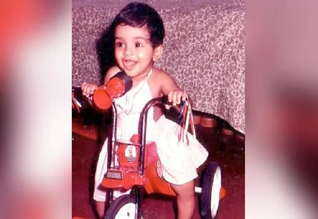 ଫଟୋରେ ଦିଶୁଥିବା ଏହି କୁନି ଝିଅଟିକୁ ଚିହ୍ନନ୍ତୁ ତ; ସଲ୍‌ମାନ, ଆମୀର ଓ ଅକ୍ଷୟଙ୍କ ସହ ସିନେମାରେ କରିଛନ୍ତି କାମ