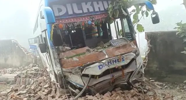 ପିକନିକରୁ ଫେରୁଥିବା ବେଳେ ଦୁର୍ଘଟଣା: ବସ୍ ଓ କାର୍ ମୁହାଁମୁହିଁ ଧକ୍କା, ଦୁଇଜଣଙ୍କ ମୃତ୍ୟୁ