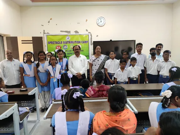 ଛାତ୍ରଛାତ୍ରୀଙ୍କୁ ‘ସୁନେତ୍ର’ରେ ଚଷମା ବଣ୍ଟନ