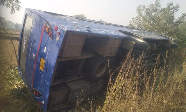 ବସ୍‌ ଦୁର୍ଘଟଣା, ଅଳ୍ପକେ ବର୍ତ୍ତିଲେ ଯାତ୍ରୀ