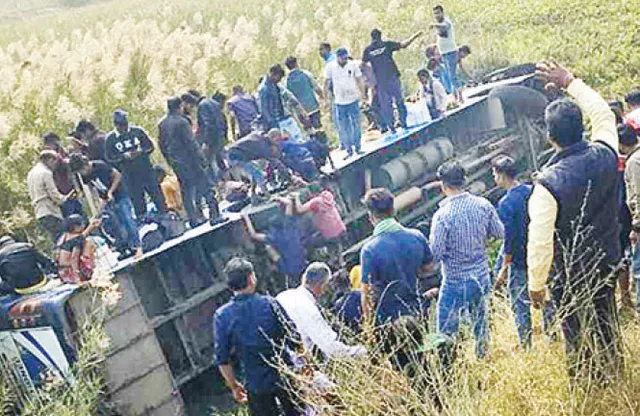 ହାଇୱାକୁ ଧକ୍କା ଦେଇ ଓଲଟିଲା ବସ୍