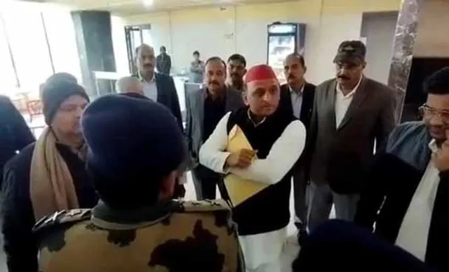 ପୁଲିସକୁ ବିଶ୍ବାସ ନାହିଁ; ବିଷ ଦେଇଥାଇ ପାରନ୍ତି କହି ଚା ପିଇଲେ ନାହିଁ ଅଖିଳେଶ ଯାଦବ