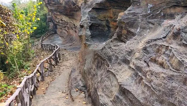 ବିକ୍ରମଖୋଲ ଗୁମ୍ଫାରୁ ଲିଭିଯାଉଛି ପ୍ରାଚୀନ ଶିଳାଲିପି