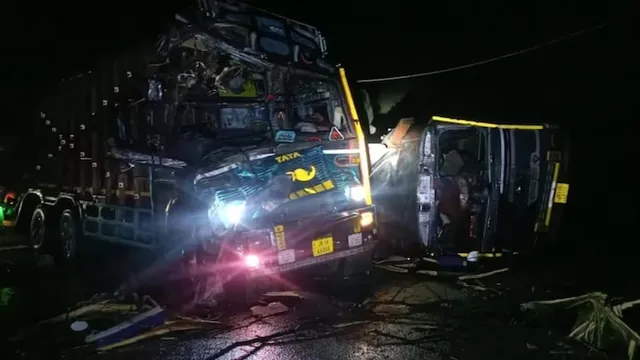 ଜମ୍ମୁ-ଶ୍ରୀନଗର ରାଜପଥରେ ଟ୍ରକ୍‌ ଓ ଟ୍ୟାଙ୍କ୍‌ରେ ଧକ୍କା ଖାଇଲା ଗଡ଼ି ଆସୁଥିବା ପଥରଖଣ୍ଡ; ୧ମୃତ, କେତେକ ଆହତ