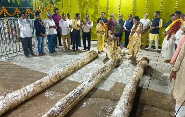 ଶ୍ରୀକ୍ଷେତ୍ରରେ ରଥକାଠ ଅନୁକୂଳ ଅନୁଷ୍ଠିତ, ଶ୍ରୀଜିଉଙ୍କ ରଥ ନିର୍ମାଣ ଲାଗି ପୂଜା ହେଲା ୩ଟି ଧଉରା କାଠ