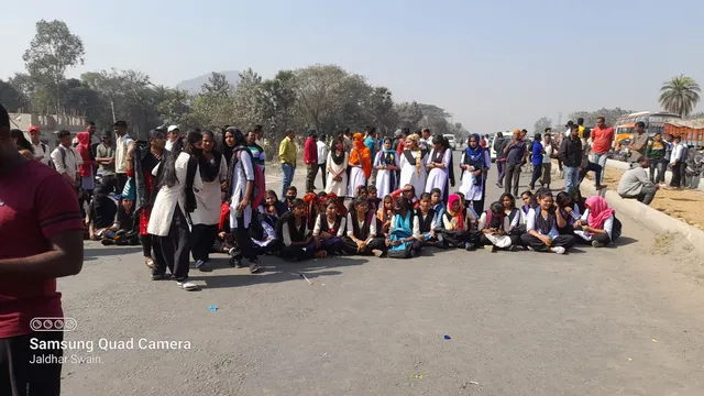 ବସ୍ ଧକ୍କାରେ କଲେଜ ଛାତ୍ରୀଙ୍କ ମୃତ୍ୟୁ: ଜଣେ ଗୁରୁତର, ୫୫ ନଂ ଜାତୀୟ ରାଜପଥ  ଅବରୋଧ