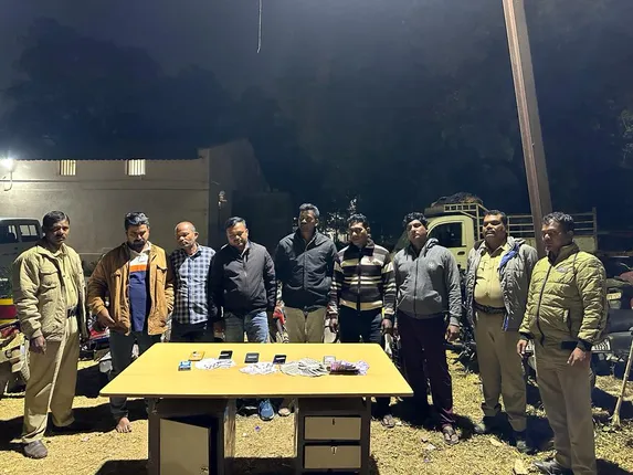 ଜୁଆ ଆଡ୍ଡା ଉପରେ ଚଢ଼ଉ; ୩୦ ହଜାର ଟଙ୍କା ଓ ୮ ବାଇକ୍ ଜବତ, ୬ ଗିରଫ