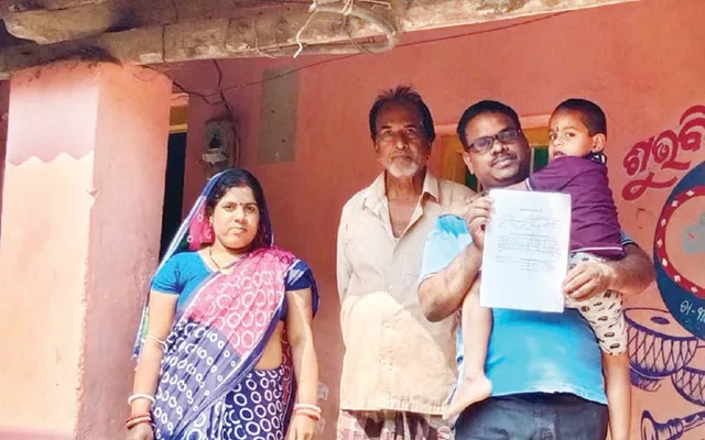 ଭଲ ଖବର: ବାପାଙ୍କ ନାମରେ ମଞ୍ଜୁର ଆବାସ ଫେରାଇବାକୁ ନିବେଦନ କଲେ ପୁଅ