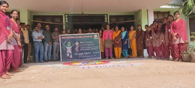 ବିଶ୍ବକପ ହକି ପାଇଁ ମହାବିଦ୍ୟାଳୟରେ ଛାତ୍ରଛାତ୍ରୀଙ୍କ ଉତ୍ସାହ, ଭାରତୀୟ ଦଳର ବିଜୟ କାମନା କରି ଆଙ୍କିଲେ ରଙ୍ଗୋଲି