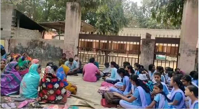 ଶିକ୍ଷକ ଅଭାବକୁ ନେଇ ବିଦ୍ୟାଳୟ ଗେଟରେ ତାଲା ପକାଇଲେ ଅଭିଭାବକ