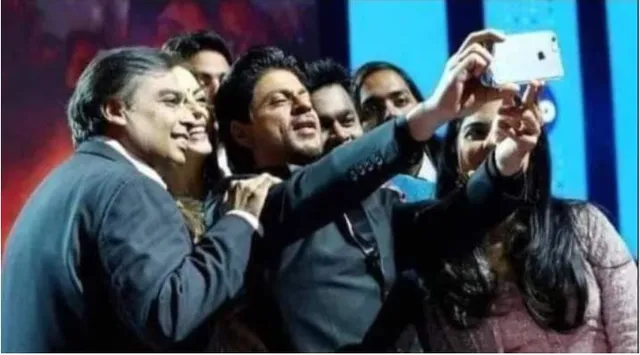 ଶାହରୁଖଙ୍କ ସହ ମିଶି 'ପଠାନ' ଫିଲ୍ମ ଦେଖିଲେ କି ଅମ୍ବାନୀଙ୍କ ପରିବାର! ଜାଣନ୍ତୁ ଭାଇରାଲ ହେଉଥିବା ଫଟୋ ପଛର ସତ କଣ?