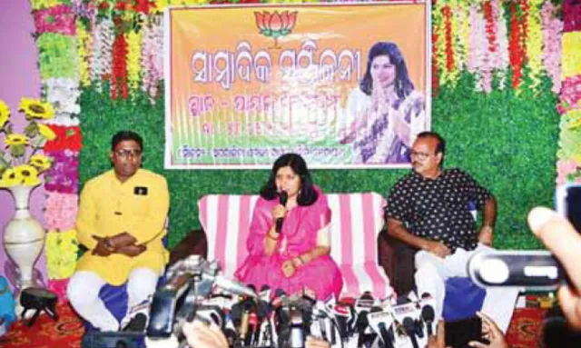 କେନ୍ଦ୍ରାପଡ଼ାରେ ଅପରାଜିତାଙ୍କ ପଦଯାତ୍ରା: ସାଙ୍ଗରେ ରହିଲେ କେବଳ ନଗର ସଭାପତି