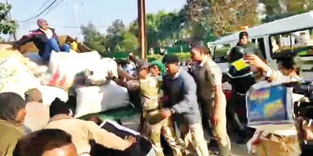 ନବୀନ ନିବାସ ଆଗରେ ଚାଷୀଙ୍କ ଅଭିନବ ପ୍ରତିବାଦ: ଟ୍ରାକ୍ଟରରେ ଧାନ ନେଇ ଢାଳିଦେଲେ ଚାଷୀ