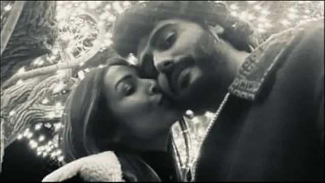 ନୂଆବର୍ଷରେ ରୋମାଣ୍ଟିକ ହେଲେ ମଲାଇକା,ଅର୍ଜୁନଙ୍କ ଗାଲରେ ଦେଲେ ଚୁମ୍ବନ