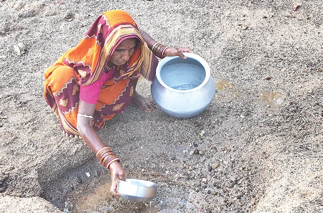 ନୂଆଗାଁ ବ୍ଲକରେ ପାନୀୟ ଜଳ ସମସ୍ୟା: ଚୁଆଖୋଳି ପାଣି ସଂଗ୍ରହ କରୁଛନ୍ତି ଗ୍ରାମବାସୀ