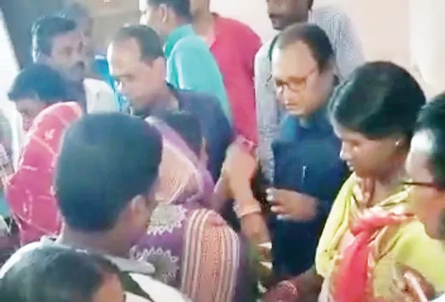 ପଲ୍ଲୀସଭାରେ ଆବାସ ଯୋଜନା ଅନିୟମିତତା ତାତି: ପିଇଓ, ଜିଆର୍‌ଏସ୍‌ଙ୍କୁ ତାଲା ପକାଇଲେ ଲୋକେ